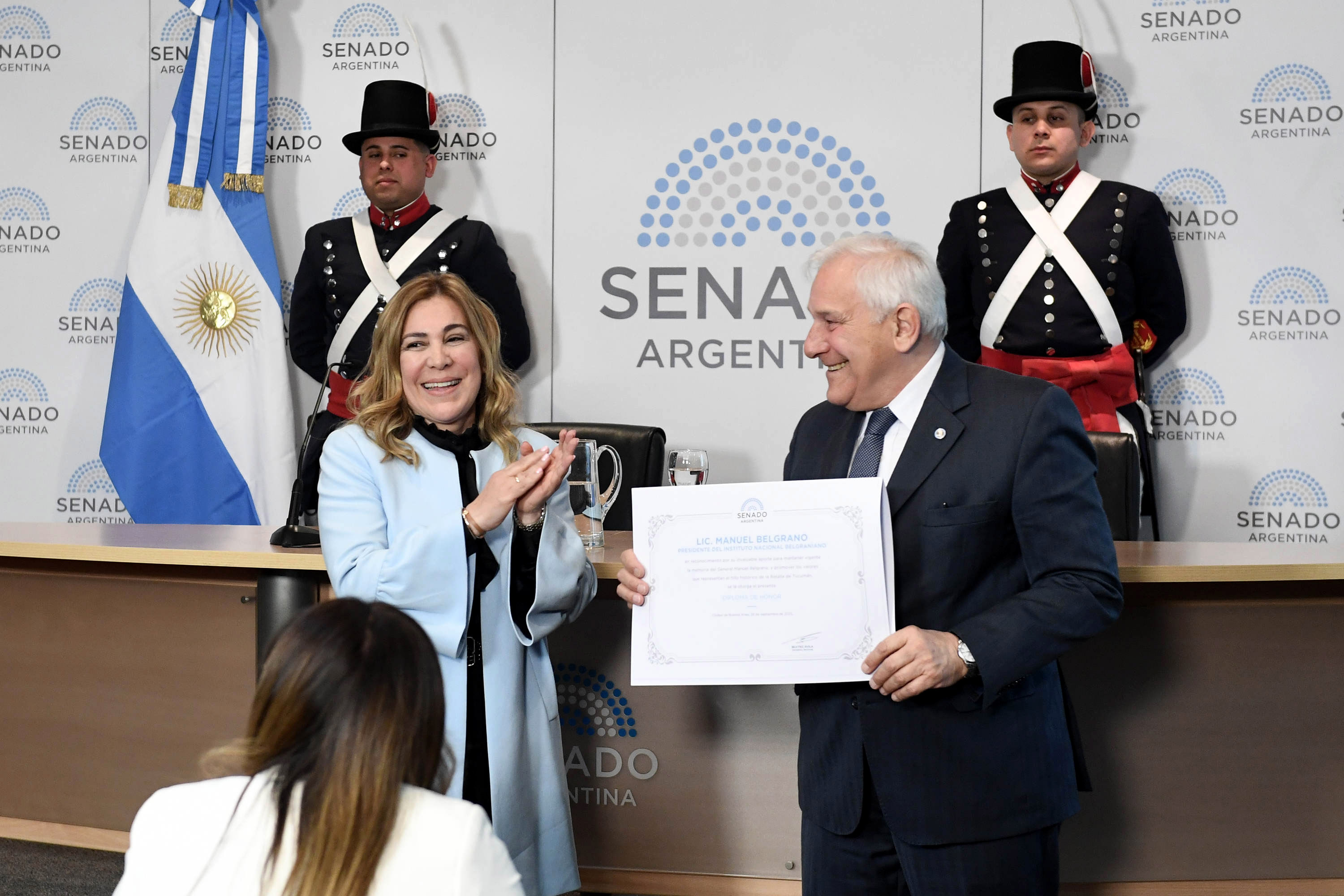 La senadora nacional Beatriz Ávila entrego diploma