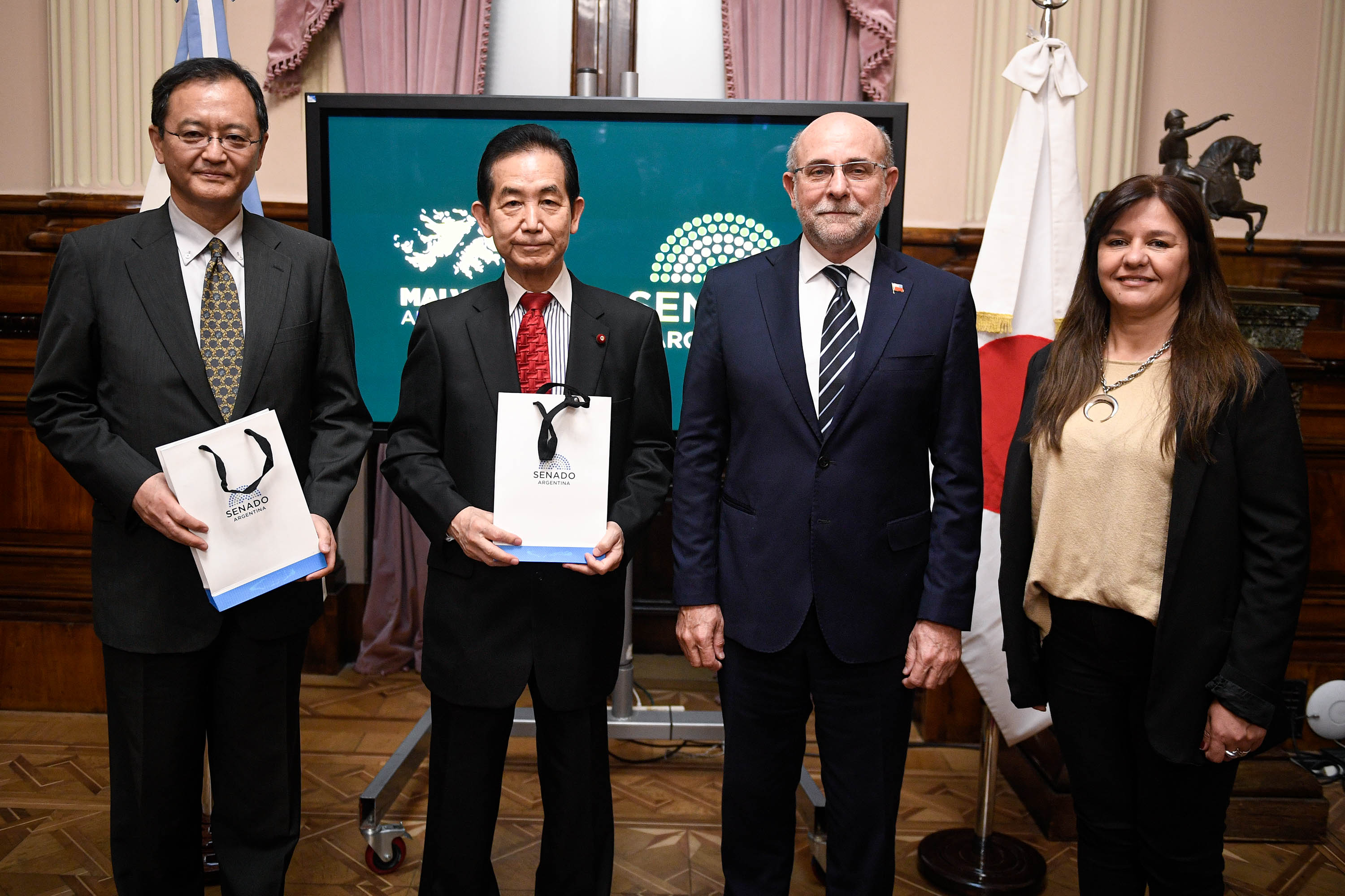 H.S.N. Evento. Embajador de Japón en la Argentina, Sr. Takahiro NAKAMAE; el Asesor Especial de la Liga Parlamentaria de Amistad, Sr. Kozo YAMAMOTO; el Senador Fama y la Senadora Valenzuela.