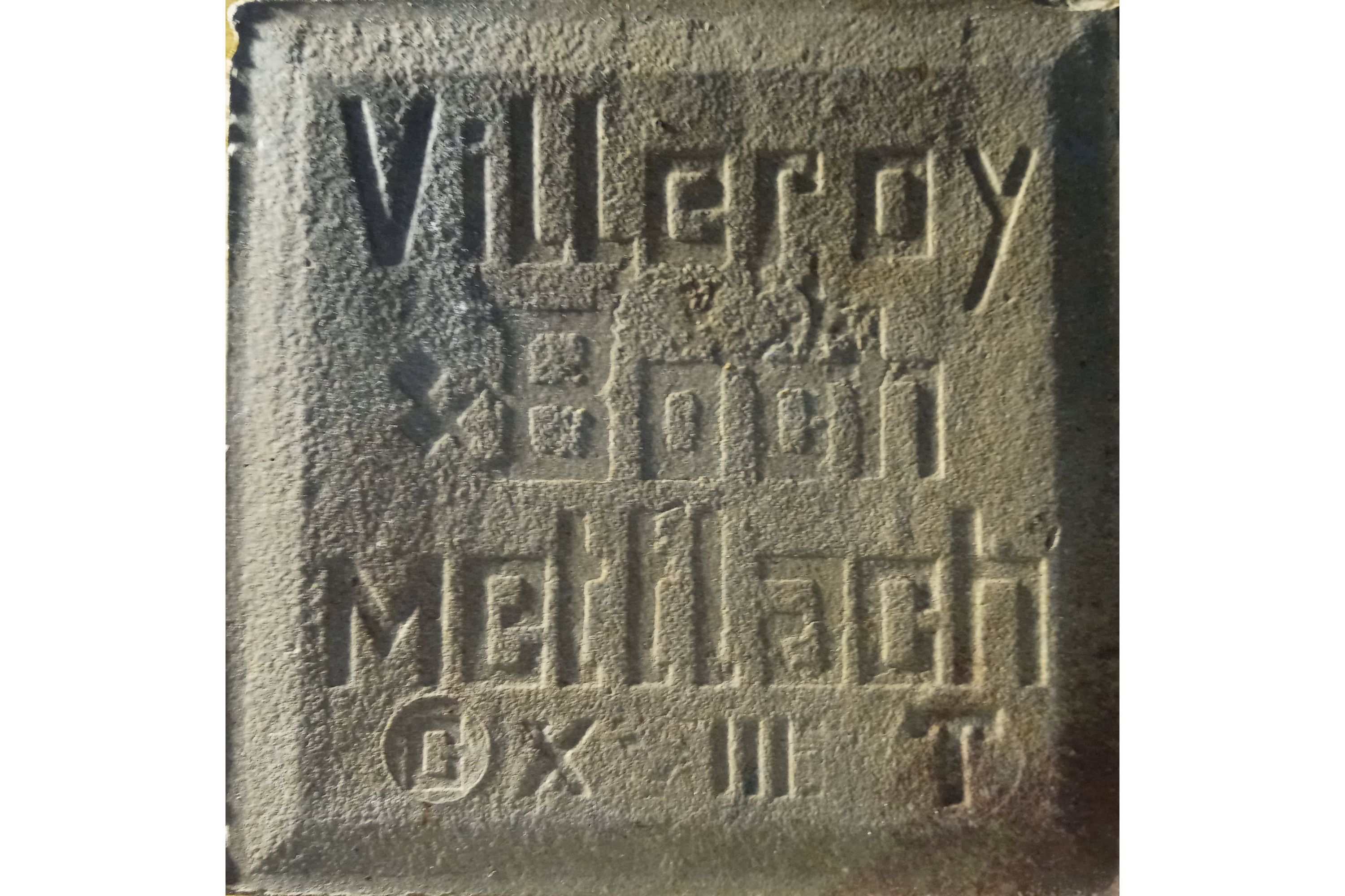 H.S.N. Evento. Reverso de baldosa histórica con relieve que inscribe el nombre de la compañía Villeroy & Boch y la ciudad alemana Mettlach, donde está situada la fábrica.